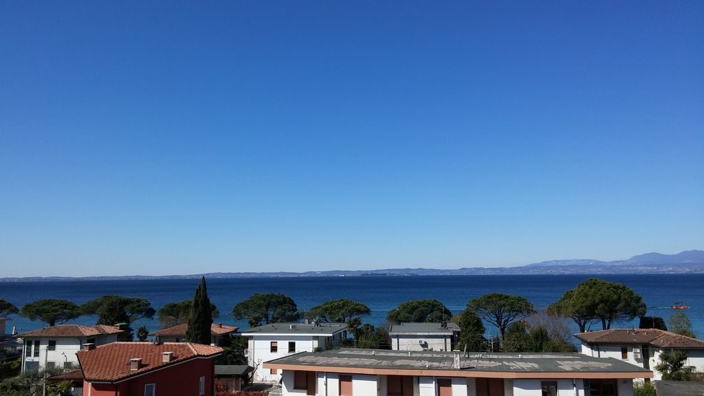 Lazise overlooks Lake Garda with an enchanting port, well connected to various locations by a hydrofoil and various ferries.