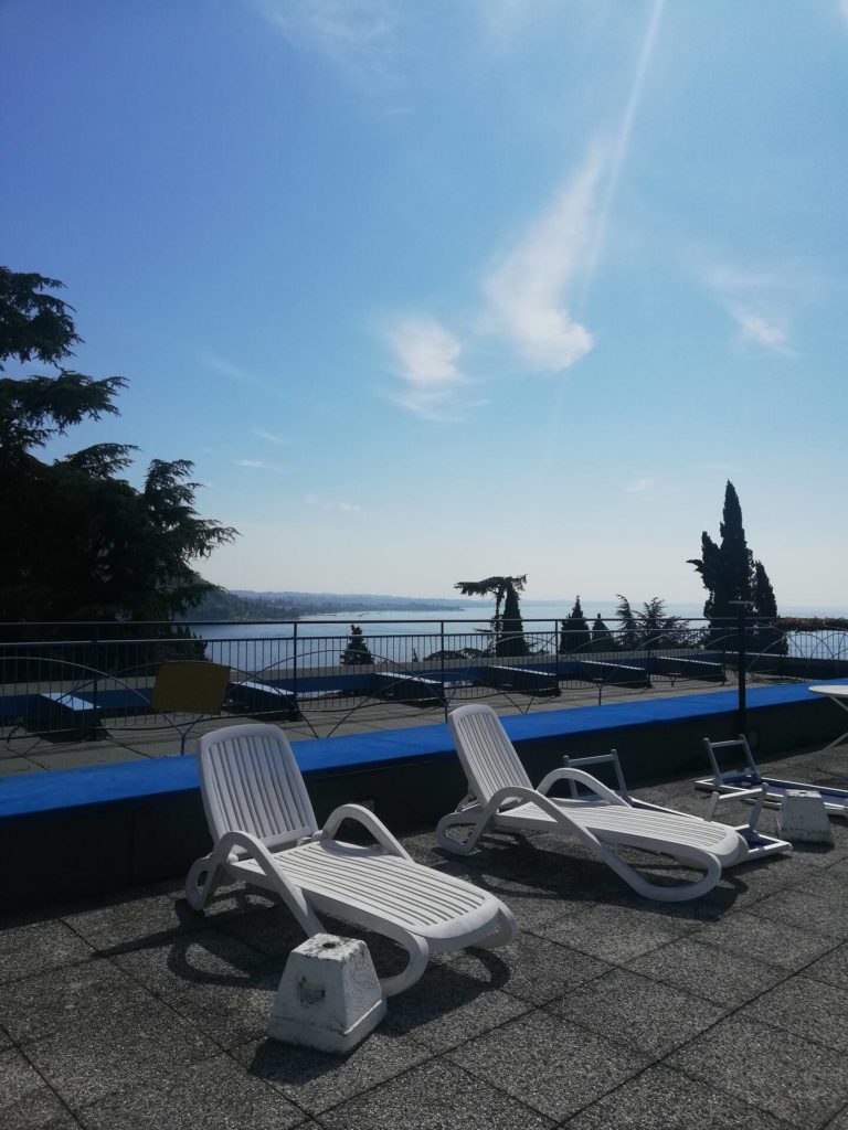 La bella terrazza comune sul tetto con vista diretta sul lago di Garda è attrezzata con sedie a sdraio e ombrelloni ad uso di tutti ed è ideale per leggere un libro al sole o semplicemente per godersi il tramonto.