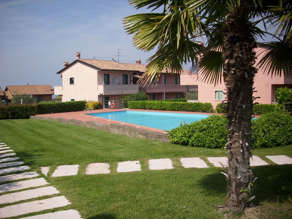 The house has a large terrace for outdoor dining, a private garden with a lake view to enjoy romantic and beautiful sunsets on the lake, to let children and small animals play outside.

From the swimming pool you can enjoy a view of the lake and of the Castle of Lazise!