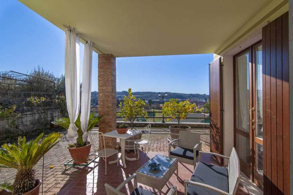 Moderno appartamento con aria condizionata e WiFi gratuito si trova in una bella zona panoramica a Caprino Veronese.