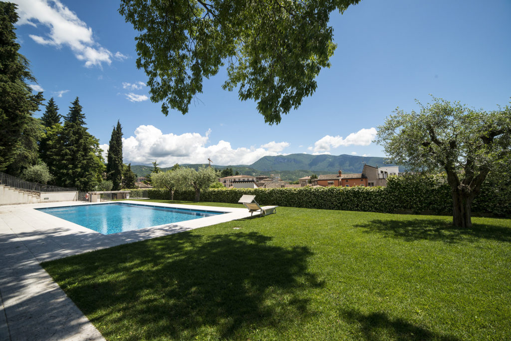 This house is ideal for spending a relaxing holiday, but at the same time it is close to all services.
You can practice various sports including free flight or horse riding.
Caprino Veronese is a town located between Verona and Lake Garda in the Verona hinterland.