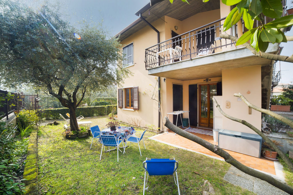 Ampio appartamento con giardino recintato privato e ingresso indipendente vicino al centro di Garda.