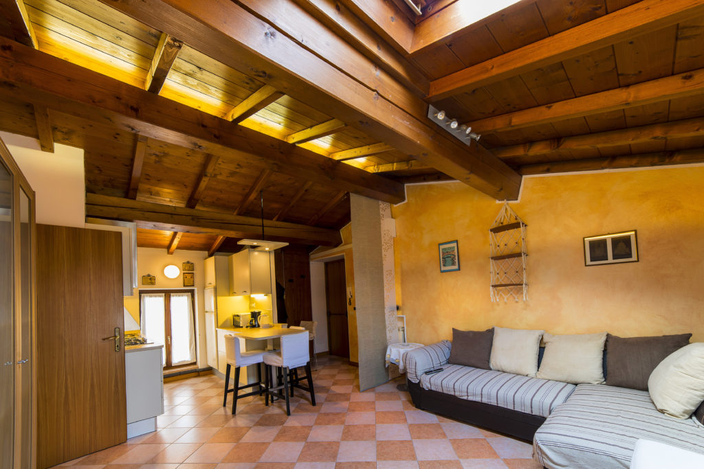 Discover the splendid landscape and the hills on which the famous Bardolino wine is produced.

Also for those looking for a home near Gardaland, CanevaWorld and Movie Studios Park, as well as for lovers of water sports such as sailing, water skiing, wakeboarding or diving, this apartment is ideal.