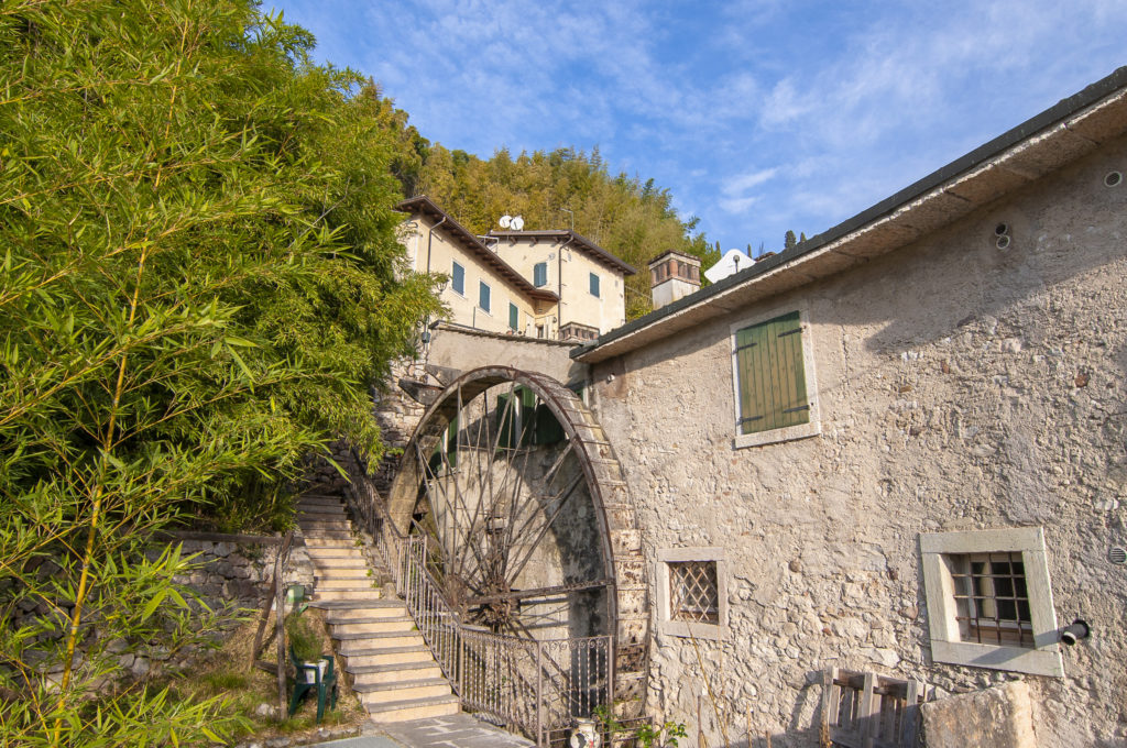 Casa tradizionale su due piani nella bellissima zona di Val di Molini, a solo  2km del lago di Garda.